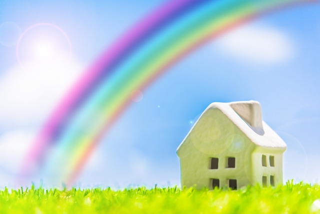 空と虹と白い家