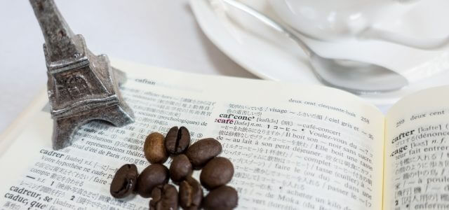 フランス語辞書とエッフェル塔とコーヒー豆