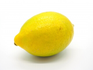 白地にレモン一つの画像